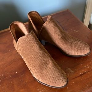 New without tag lucky brand brown suede booties size 9 1/2